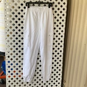 White cargo pants, size 6. Like new. Brand Prettylittlething.